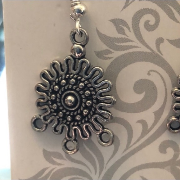 ❌Dainty Sun catcher Silver Earrings - Picture 4 of 4